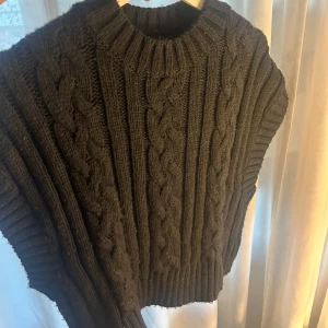 Kabelstickad väst - Från Monki💗 söt 