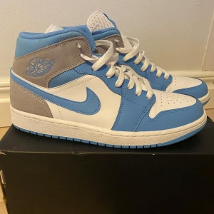 Nike Air Jordans Mids University Blue, storlek 42,5 - Säljer ett par Nike Air Jordans Mids University Blue just för att de ej används. Skorna är i mycket gott skick för att jag använt dom ca 3, 4 gånger. Nypris ca 3000kr. Ni får gärna höra av er vid intresse! :) Vid snabb affär kan priset sänkas. Självklart tvättar jag skorna innan jag fraktar dem!