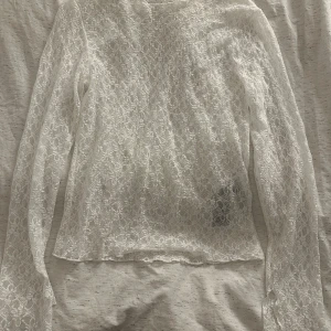 Vit spetsblus från New Yorker - Säljer en elegant vit spetsblus från New Yorker. Den har långa ärmar och är perfekt för både vardag och fest. Vet inte storleken då jag klippt bort lappen men skulle säga storlek M. Den är i nytt skick då jag aldrig använt den. 