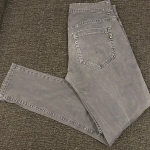 Dondup jeans - Säljer ett par snygga grå jeans från Dondup i mycket bra skick. De har en klassisk femficksdesign och är tillverkade i Italien. Perfekta för både vardag och fest! 🕺 349 ny pris 3000kr