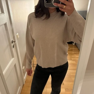 Beige varm tröja - Mysig tröja som är beige och najs till hösten! Passar både S och M i storleken🤎🤎