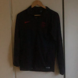 Svart Dri-FIT jacka från Nike - Säljer en svart psg Dri-FIT jacka från Nike i storlek S.