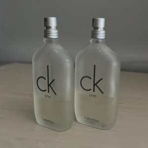 Säljer två flaskor av den klassiska CK One parfymen från Calvin Klein.  Köp av helst båda, sammanlagt 50 ml, 25 ml per parfym. Hör av er vid frågor, pris = 125 kr för båda.