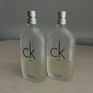 CK One parfym från Calvin Klein - Säljer två flaskor av den klassiska CK One parfymen från Calvin Klein.  Köp av helst båda, sammanlagt 50 ml, 25 ml per parfym. Hör av er vid frågor, pris = 125 kr för båda.