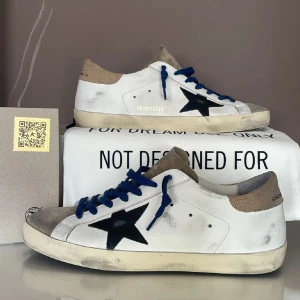 Golden goose skor - | Golden goose Superstar med blåa snören och svart stjärna  | OG: Låda,Dustbag och passport | Äkthetsbevis finns | fraktar spårbart via PostNord eller Instabox på köparens bekostnad | Mvh JacobsCloset 
