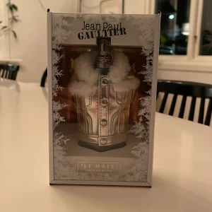Jean Paul Gaultier Le Male Collection Edition ”HELT NY!” - Säljer en exklusiv Jean Paul Gaultier Le Male Collection Edition parfym. Flaskan är formad som en silverfärgad torso med fluffiga detaljer, vilket ger en lyxig känsla. Doften har noter av lavendel, vanilj, aromatiska och friska kryddor, samt gröna och pudriga inslag. Perfekt för den som vill sticka ut med en unik och söt doft. Den är helt ny och oanvänd. Den är såklart äkta✅ Tveka inte att fråga vid minsta fråga 😊