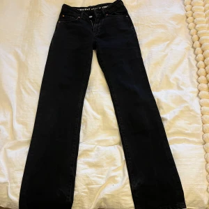 Low Waist Jeans  - Från Bik Bok, använda men i bra skick, storlek waist:24 Length: 32, köpta för 500