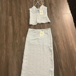 Blå set - Jättefint blått set från pull&bear båda med prislappen kvar. Storlek M på båda, men liten i storlek!