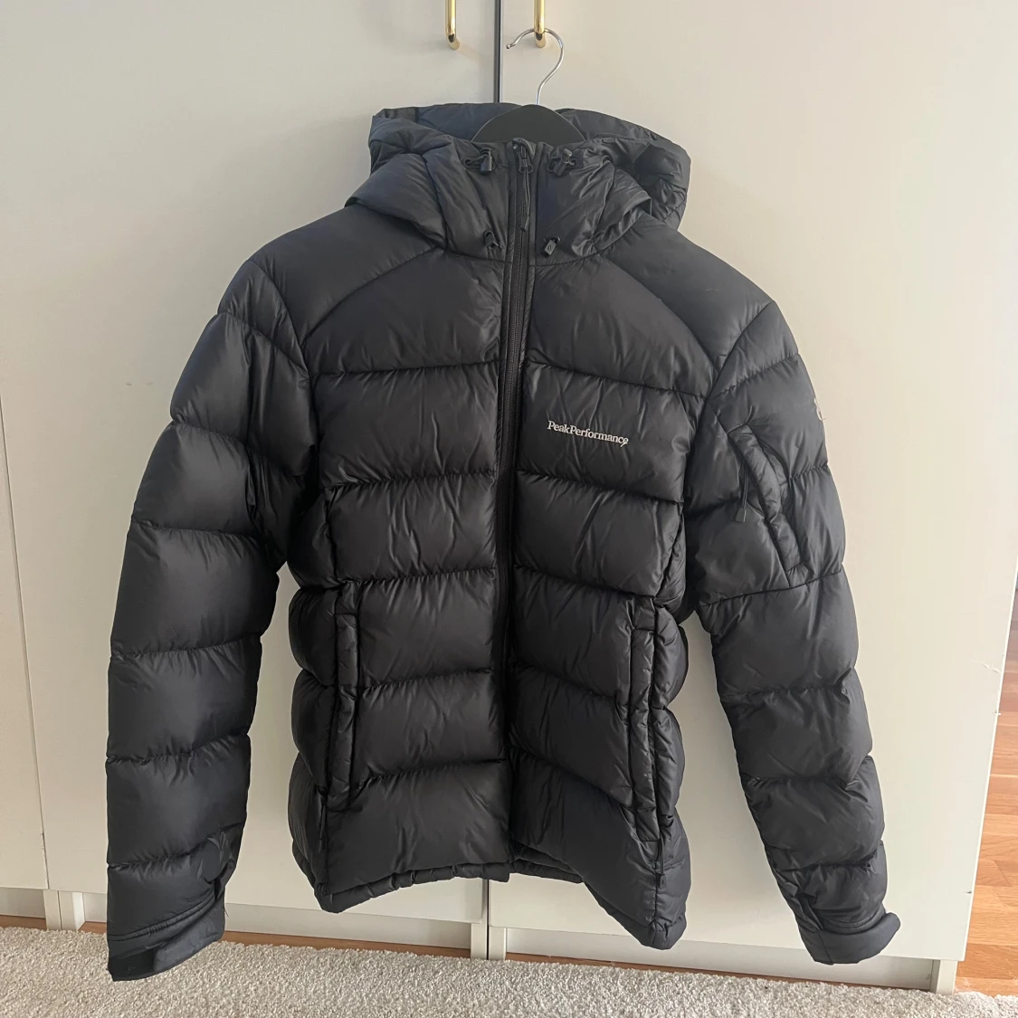 Svart dunjacka från Peak Performance - 90