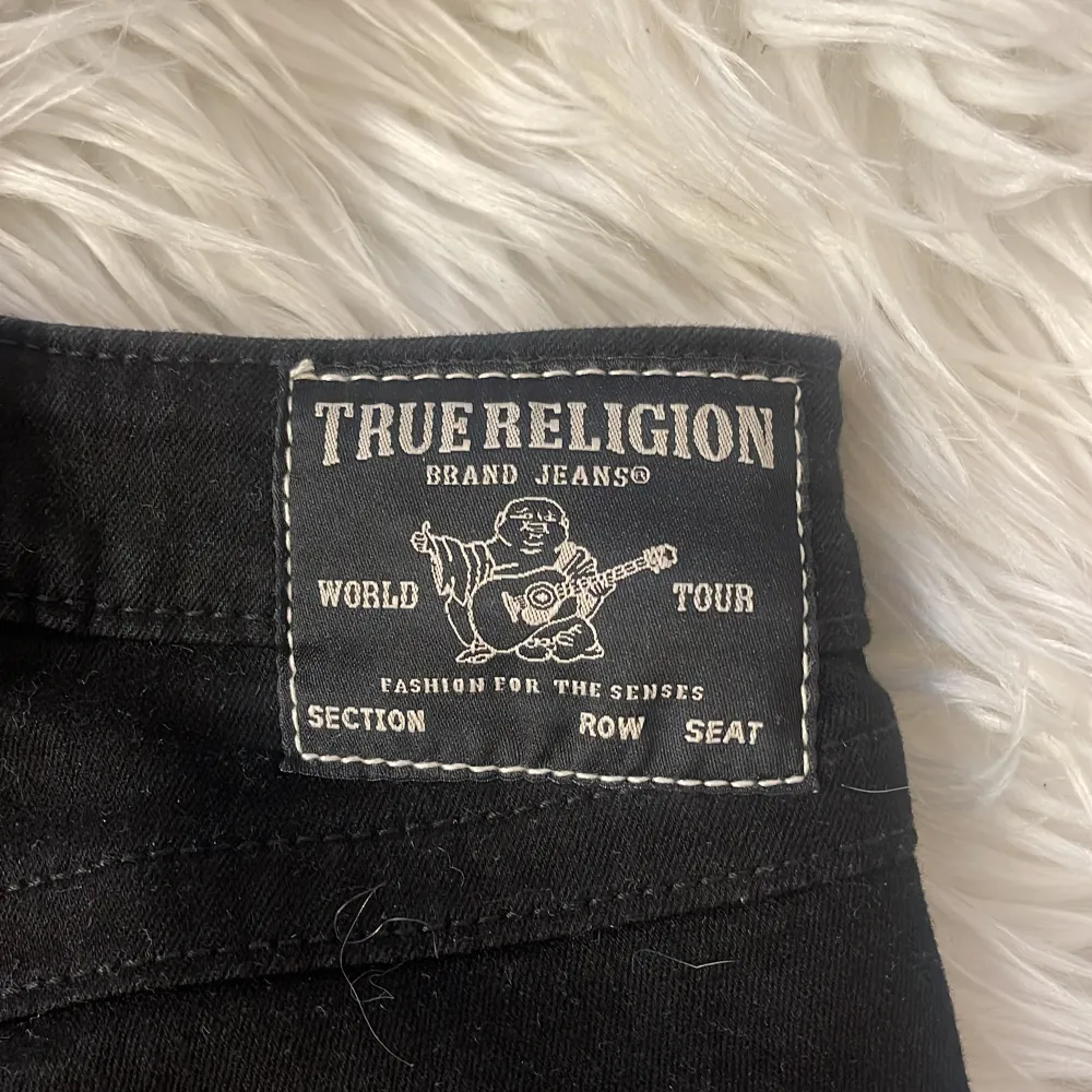 Säljer ett par svarta bootcut jeans från True Religion i storlek xs. Har använt 4 gånger ungefär💕💕. Jeans & Byxor.