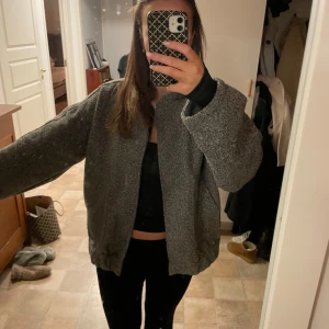  teddyjacka - Grå bomberjacka i oversized stil. Sitter som en M på mig som brukar bära S💕nyskick! 