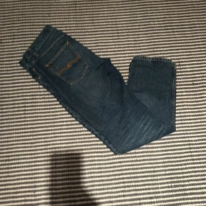 Mörkblåa nudie jeans - Säljer dessa nudies i 9/10 skick, storlek: W32/L34  nypris 1600kr men säljer för 399kr
