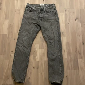 Jack and Jones jeans - Feta Jack and Jones jeans med passformen Loose/chris. Skick 7/10, finns ett litet hål strax över bakfickan. 