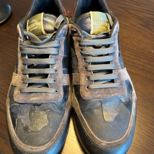 Valentino Rockrunner i camouflage, storlek 42 - Säljer ett par snygga Valentino Rockrunner sneakers i camouflage. Storlek 42