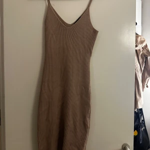 Ribbstickad klänning - Beige super fin klänning 🤎