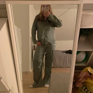 Satin pyjamas - Gullig pyjamas i satin från lager157, aldrig använt. Obs att färgen är grön och inte svart som de sista bilderna. Denna färgen finns inte kvar på hemsidan❤️ skriv om du är intresserad av bara en av delarna