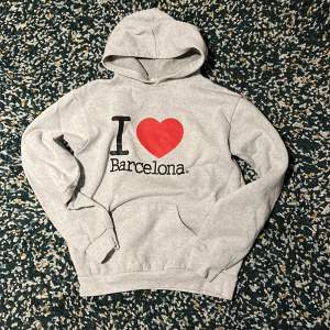 Säljer en grå hoodie med ett coolt 'I ❤️ Barcelona'-tryck. Den är i storlek S. Perfekt för en avslappnad stil och att visa kärlek till Barcelona! 🖤