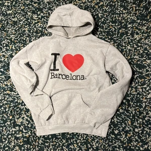 Grå hoodie med 'I ❤️ Barcelona'-tryck - Säljer en grå hoodie med ett coolt 'I ❤️ Barcelona'-tryck. Den är i storlek S. Perfekt för en avslappnad stil och att visa kärlek till Barcelona! 🖤