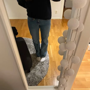 Blå jeans i bra skick - Säljer ett par lågmidjade och långa blå jeans som bara är använda fåtal gånger. De är perfekta för vardagsbruk men också till finare tillfällen. Märket är Weekday så de är i bra kvalitet! I storlek 28/32