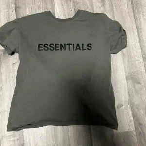 Säljer en grön Essentials T-shirt och matchande hoodie.  Bara T-shirten: 300kr och bara hoodien 800kr.   Fick dem i present när jag fyllde år och dem passade inte riktigt så det är därför jag säljer dem. Kan få båda som paketpris för 950