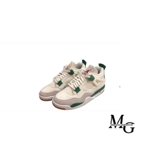 Nike Air Jordans i vitt och grönt - Säljer ett par snygga Nike Air Jordans i vitt med gröna detaljer. Skorna har en klassisk design med snörning och en bekväm passform. Perfekta för både vardag och fest! De är i mycket bra skick och redo för nya äventyr.