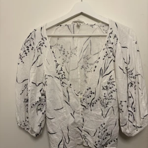 Linne blus - Blus i linne med blommigt tryck