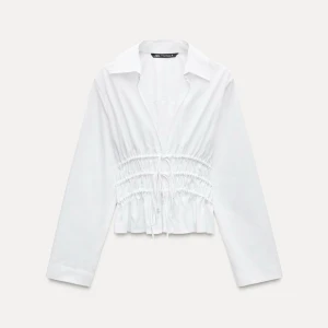 Långärmad skjorta gabardin  - Säljer en superfin vit blus från Zara. Den är helt oanvänd då den inte kom till min användning. Fråga om ni vill se fler bilder på💕