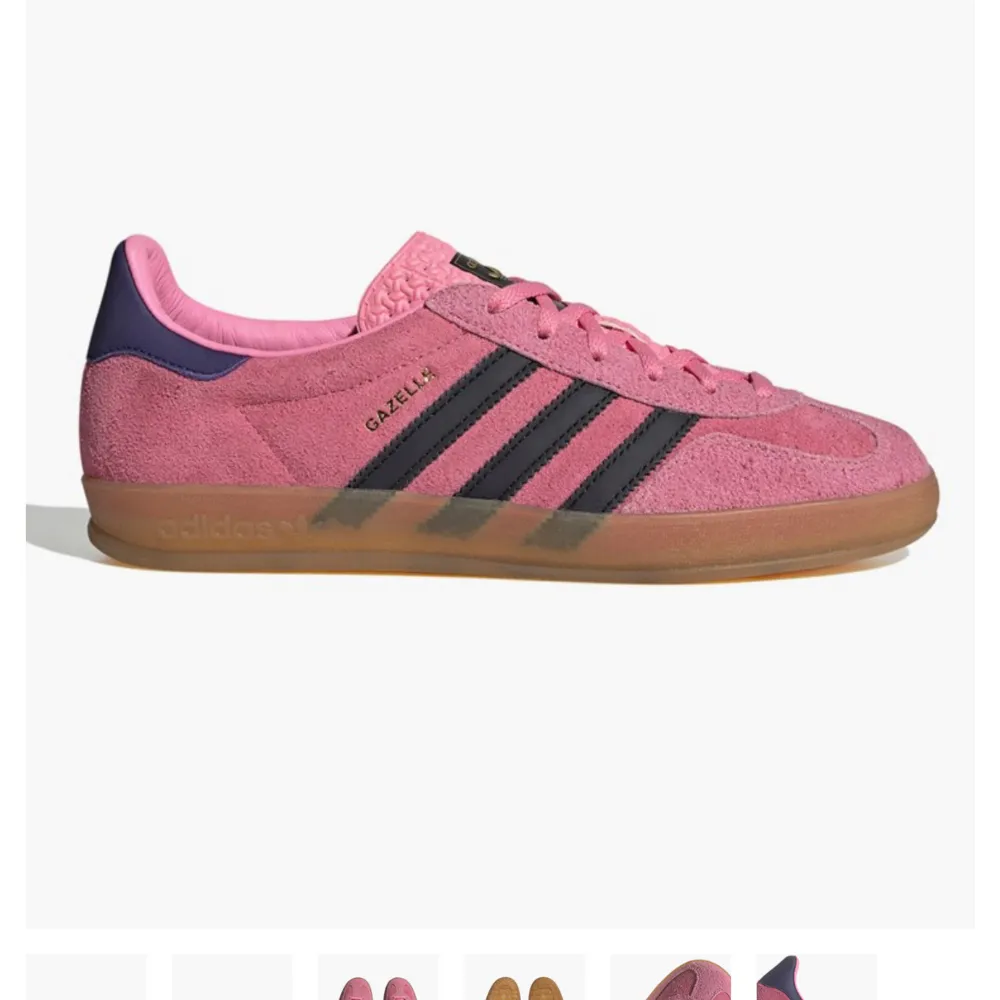 Säljer ett par snygga rosa Adidas Gazelle i mocka. De har de klassiska svarta ränderna på sidan och en gummisula som ger bra grepp. Perfekta för både vardag och fest! Skorna har snörning och en bekväm passform. Som nya! Stl 37. Skor.