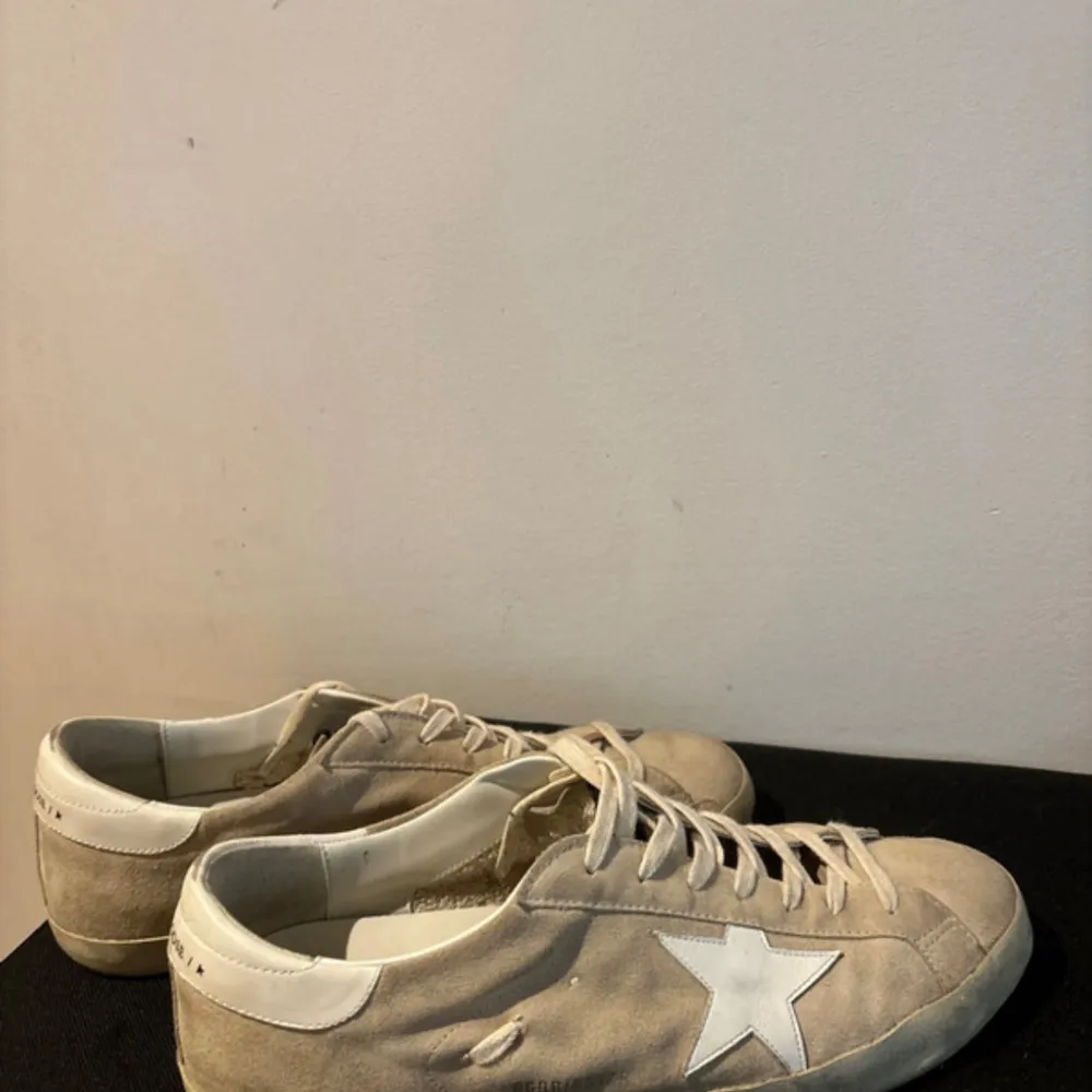 Säljer ett par Golden Goose Super Star sneakers. Dojjorna är i mycket gott skick och har använts sparsamt. Inköpta på Care Of Carl för 5k. Kvitto, box och alla tillbehör ingår. Storlek 45.  Mötes upp i Stockholm eller fraktas  /Liam. Skor.