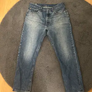 Säljer dessa Levis 501 som är inte ett väldigt fint skick, nypris ca 1200 mitt pris 299, storlek W30 L28 men sitter lite större ,hör av dig vid minsta lilla fundering!