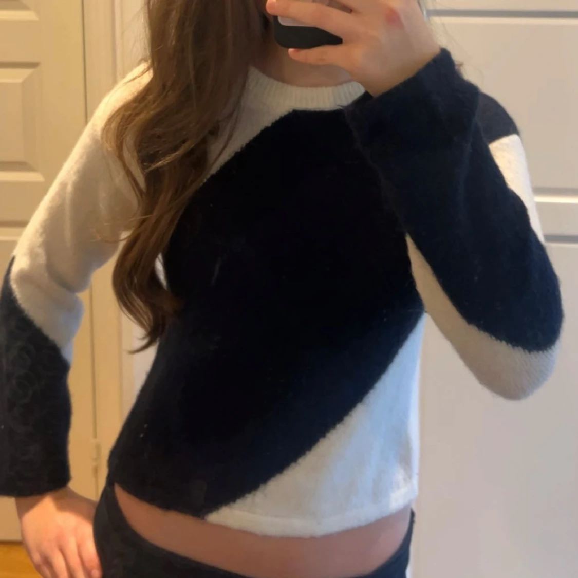 Svart och vit tröja från Gina young, slutsåld - 90