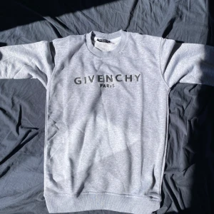 Grå sweatshirt från Givenchy - Hej finns i storlek L och M 