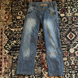Lågmidjade jeans med utsvängda ben! - Säljer ett par snygga blå jeans från Driver i storlek S. De har en cool vintage-look, med låg midja! Sitter snyggt mot kroppen, köpta på vinted men passade tyvärr inte mig! 