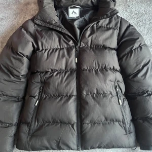 Vinterjacka  - Säljer denna vinterjacka som har används en säsong. De är storlek 158/164 men passar fortfarande mig som är en xs-s. Tror inte den säljs längre så kan inte hitta orginal pris men skulle nog tippa på 400-500 kr