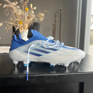 Adidas X Speedflow - Riktigt feta Adidas X Speedflow.1 SG i blåa o vit färg. Skorna är helt nya med lapp och klistermärken kvar. Verktyg och extradobbar tillkommer. Säljs inte längre och dom är sällsynta👌🏼