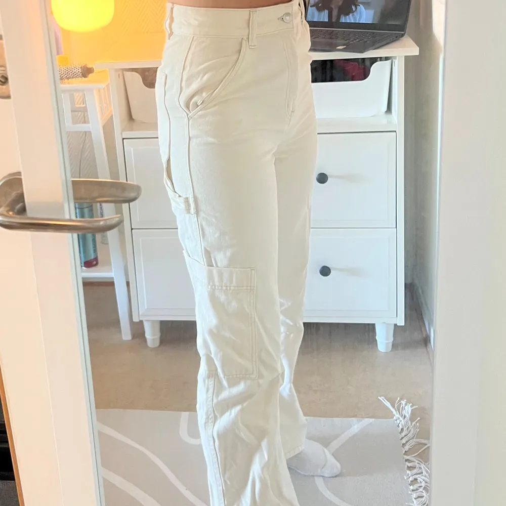 Högmidjade, raka jeans i cargo-stil. Nyskick, offwhite (ljus beige) färg. . Jeans & Byxor.