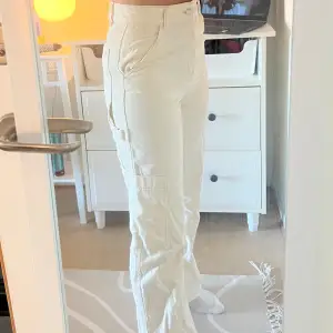 Högmidjade, raka jeans i cargo-stil. Nyskick, offwhite (ljus beige) färg. 