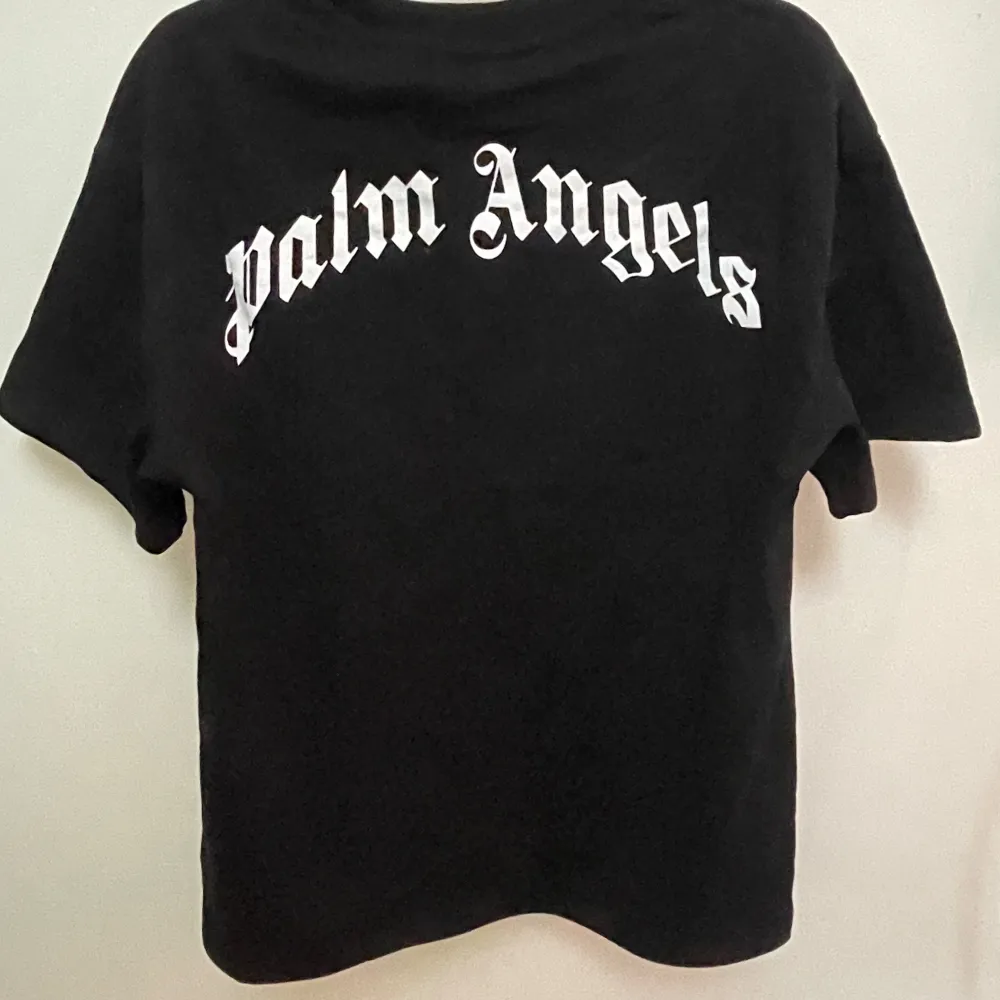 Säljer en svart t-shirt från Palm Angels. Den är sparsamt använd och säljes pga att den inte riktigt passar mig. Inget fel på tröjan!. T-shirts.