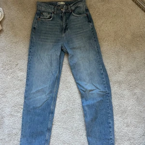 Ljusblå raka jeans - High waist, raka jeans i ljusblå. OBS färgen är alltså INTE som sista bilden, utan den är bara för att visa modellen. 