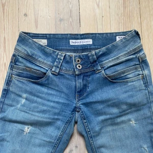 Lågmidjade jeans  - Så snygga jeans från Pepe, kommer dock inte till användning❤️lite slitna där nere samt en liten slits för att få över exv vinterskor❤️ midjemått: 39 cm, Innerbenslängd: 82 cm