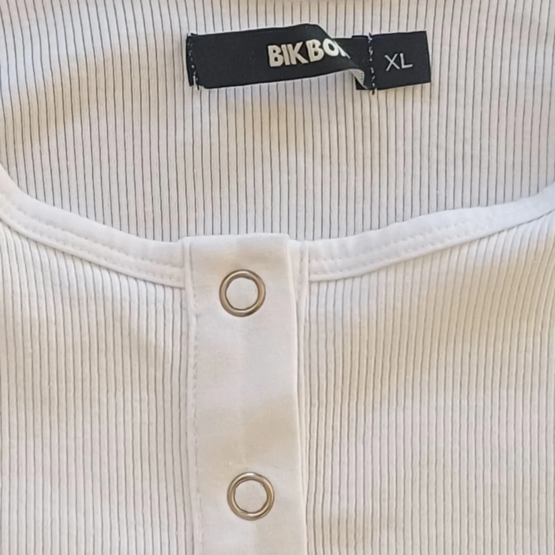 Vit ribbad linnetopp från Bik Bok - 92