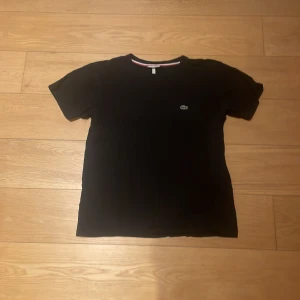 Lacoste T-shirt  - Storlek 164cm, bra skick