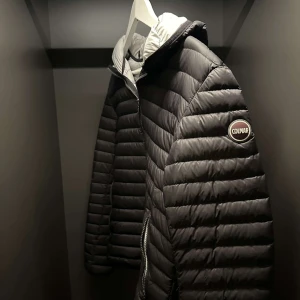 Svart pufferjacka från Colmar - Riktigt snygg down jacket från Colmar. jackan är i nyskick och endast använd fåtal gånger. Köpt för 3995kr på zalando. perfekt för höst/vinter. priset går att diskutera 