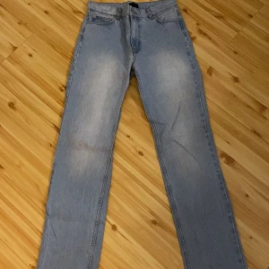 ljusblåa raka mid waist jeans  - ljusblåa raka mid waist jeans, ny skick aldrig använda 