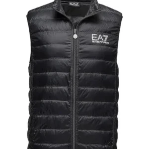 Ea7 väst till salu  - Den har bra skick men har en liten prick vid fickan men den syns knappast. 