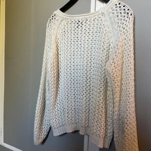 Super snygg tröja ifrån HM  - Säljer denna otroligt snygga ”stickade när tröjan” i stl Xs. Säljer då den tyvärr är för liten på mig😔 Nästan aldrig använd, så i super fint skick🥰I super skönt material. Hör av er för frågor eller fler bilder. Priset kan diskuteras☺️