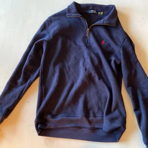 Polo Ralph lauren halv zip  - Säljer den för att jag inte använder den längre. Den är använd ca 10 gånger. 