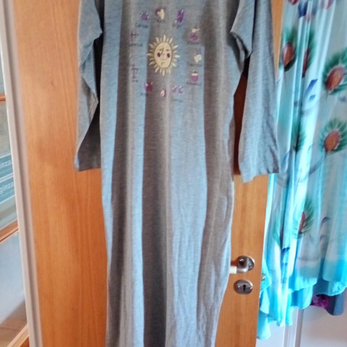 Grå långklänning med astrologiskt tryck - 90