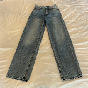 Högmidjade Jeans  - Säljer dessa jeans då de inte kommer till användning!💕 Midjemått rakt över ca 33cm Innerbenslängd ca 82cm