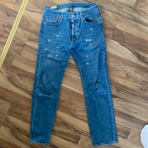 Levis 501 - Tjabba, säljer ett par distressed Levis jeans. Riktigt soft passform. Skick 9/10. Hör av dig vid funderingar så löser vi en deal🍾